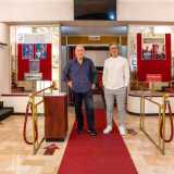 A venirci incontro nell�atrio sono i fratelli Savino e Mario Vignola, gestori del cinema. Sono qui per raccontarci la storia della loro famiglia